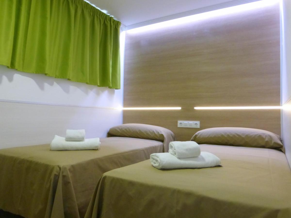Rentalmar Navarra Family Suites Салоу Стая снимка