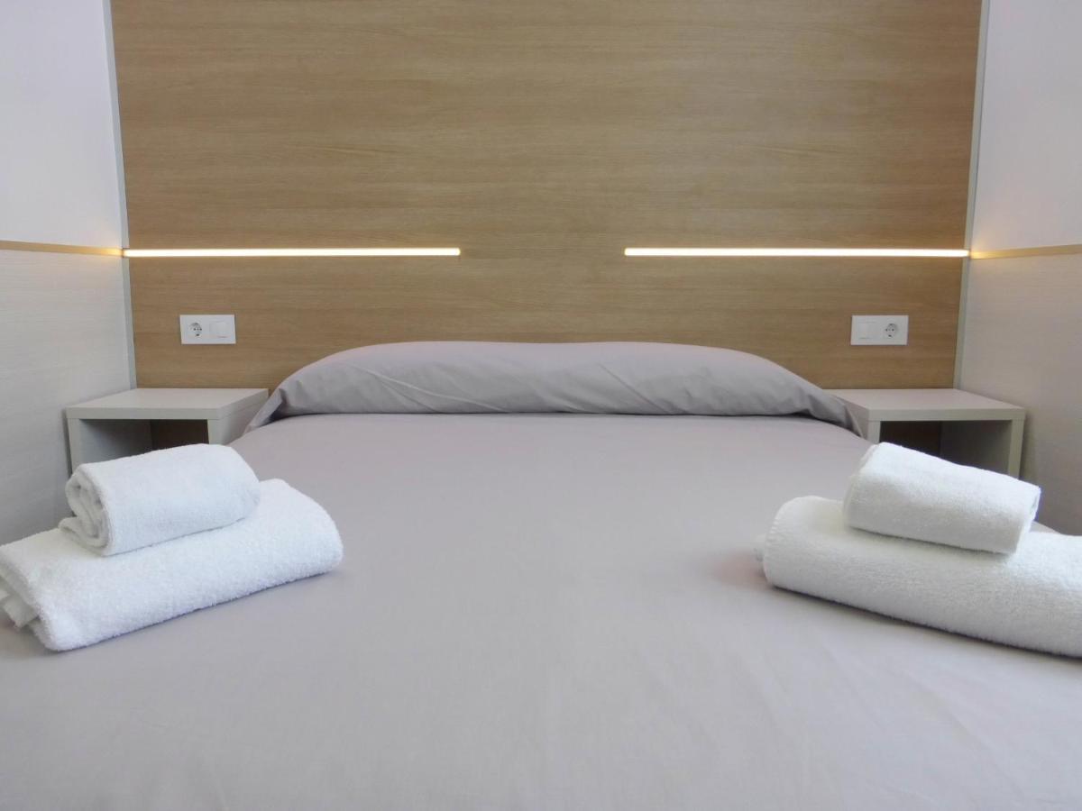 Rentalmar Navarra Family Suites Салоу Стая снимка