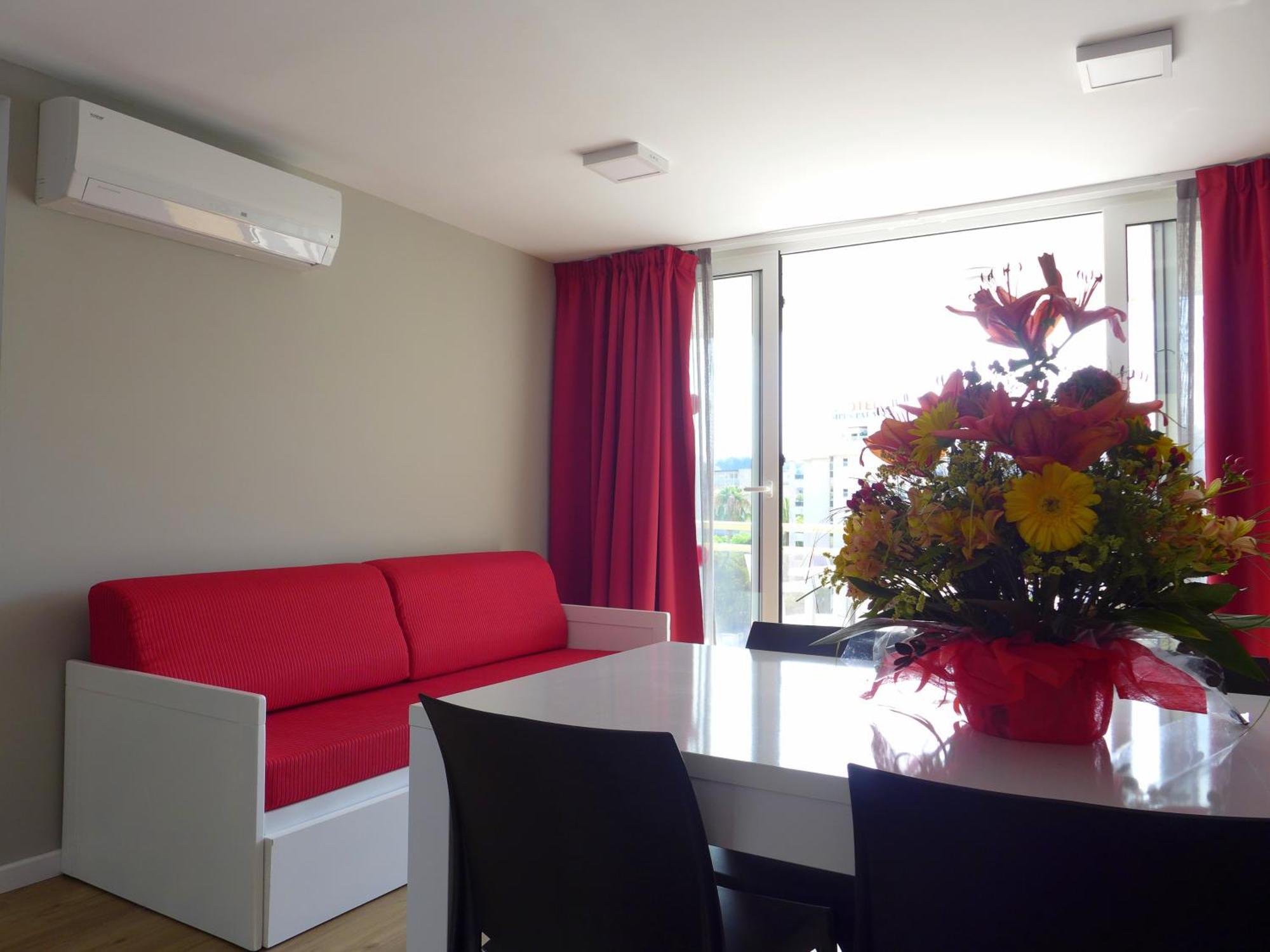 Rentalmar Navarra Family Suites Салоу Стая снимка