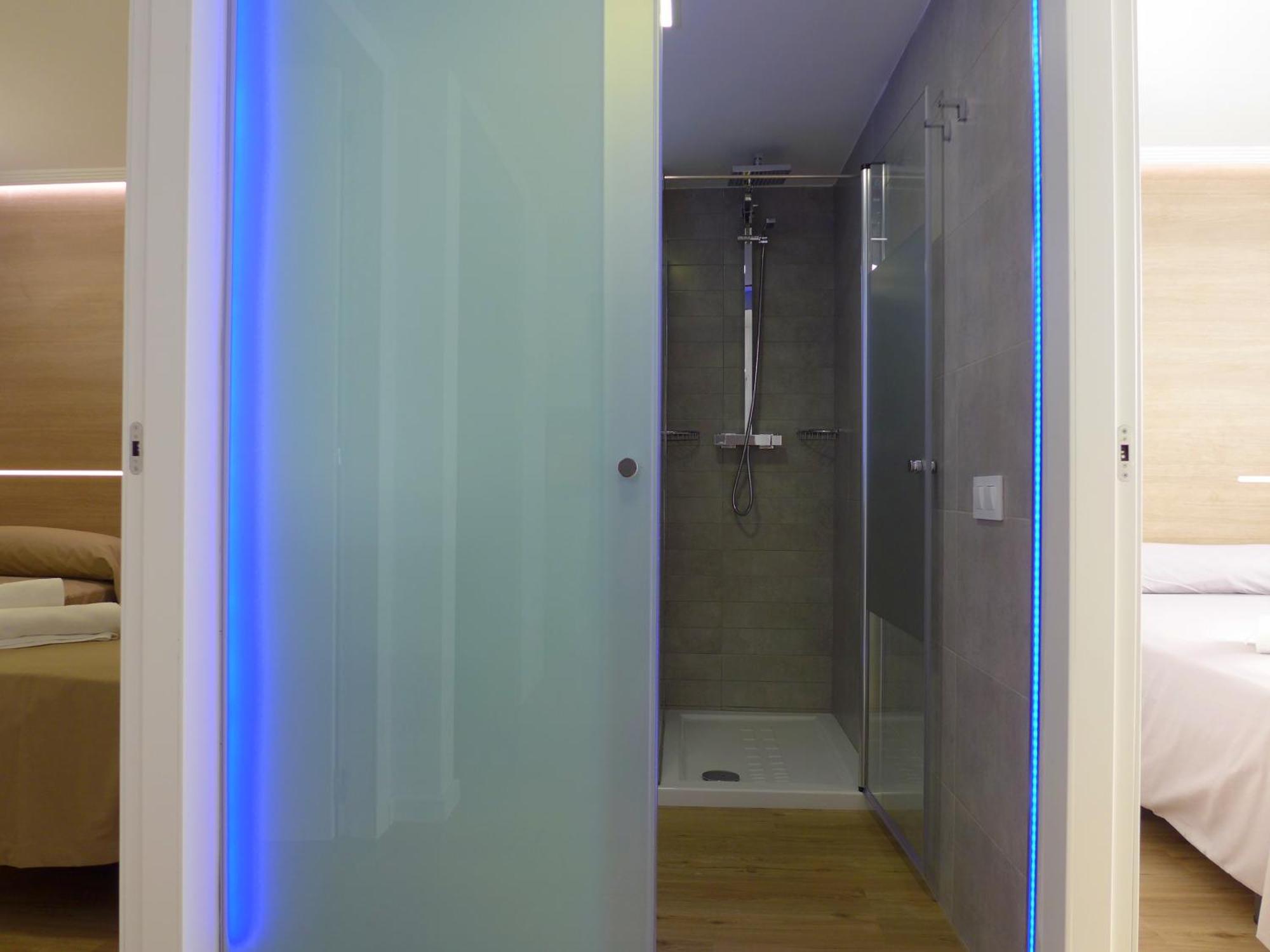 Rentalmar Navarra Family Suites Салоу Стая снимка