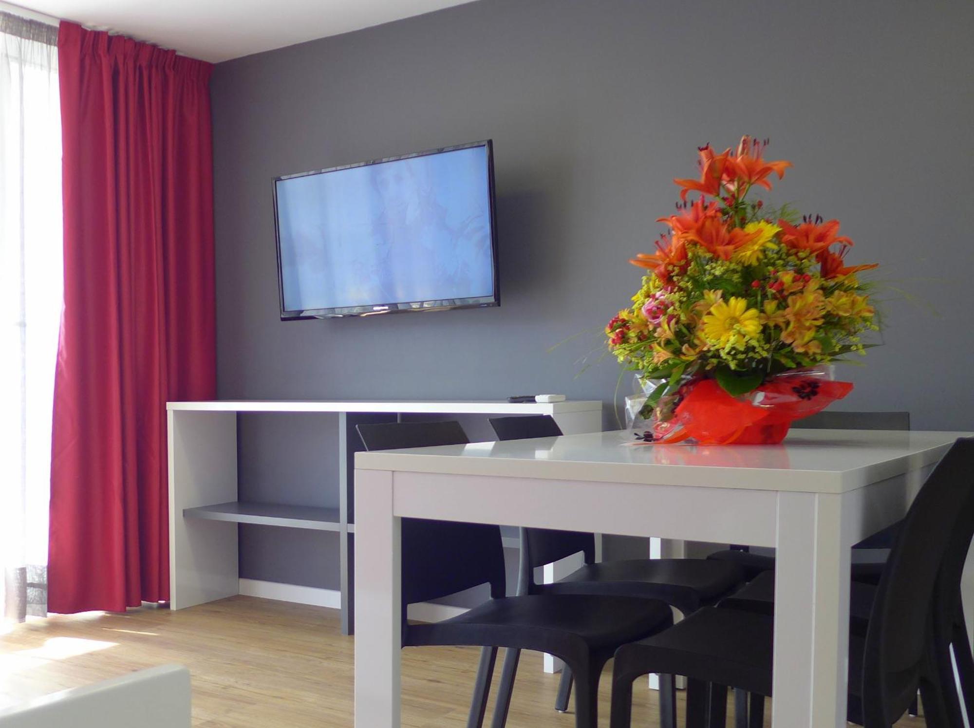 Rentalmar Navarra Family Suites Салоу Стая снимка