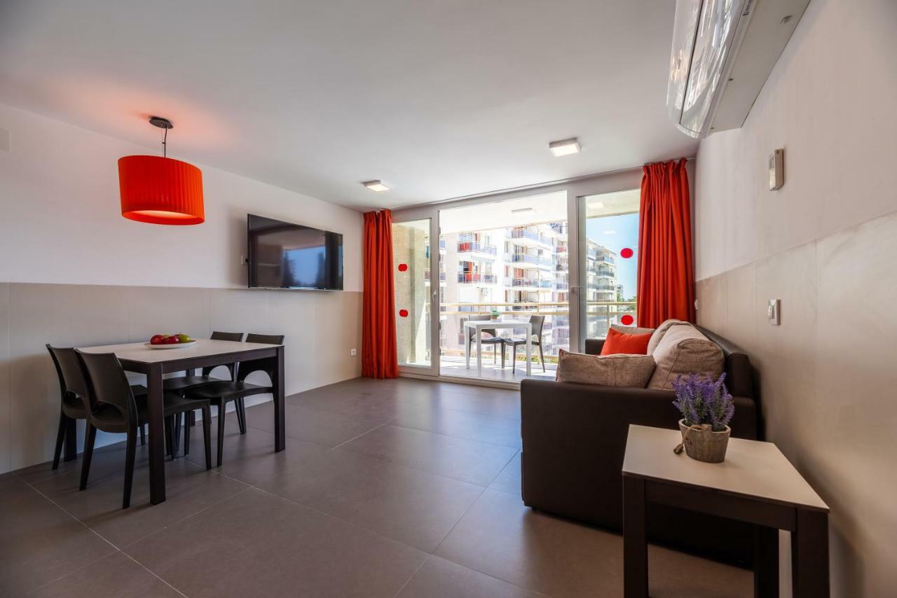 Rentalmar Navarra Family Suites Салоу Стая снимка